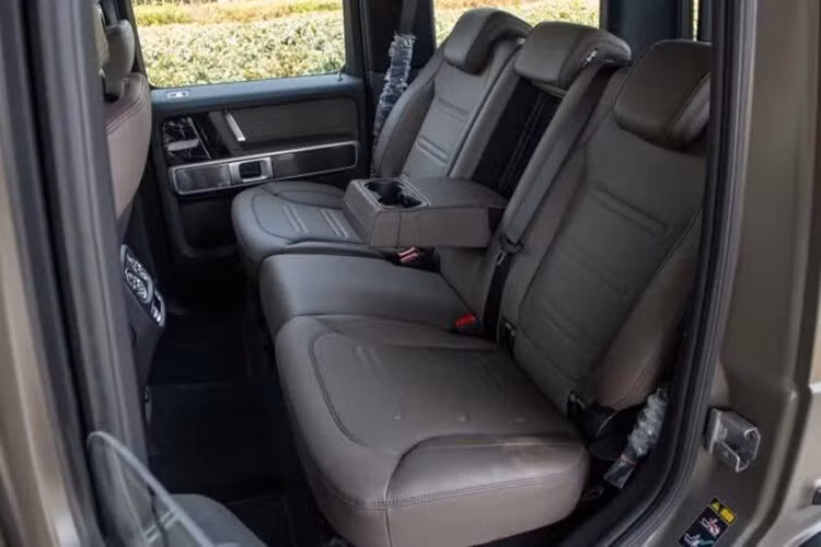 Vô lăng cũng sẽ có thiết kế ba chấu tròn truyền thống, khác biệt với dạng vát đáy thể thao của AMG. Các tính năng tiện nghi như sưởi – làm mát ghế trước và sưởi ghế sau nhiều khả năng vẫn được giữ nguyên.