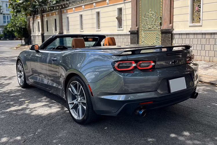 Cụ thể đó là nội thất xe màu đỏ nay có màu da bò, ngoại thất xe được sơn màu xám nòng súng, bộ mâm 5 chấu kép sơn màu bạc, và ống xả độ, cùng mui màu đen. Xe thuộc đời 2019, và đồng hồ công tơ mét đã chạy được hơn 34.000 km.