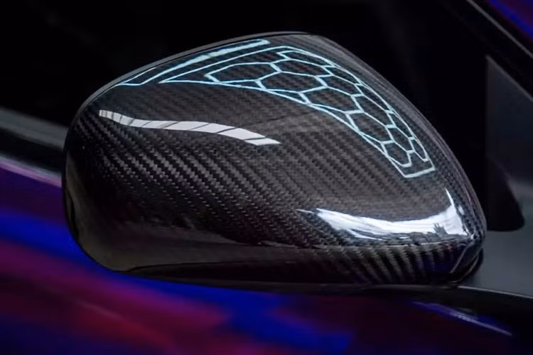 Ngoài ra 1 số chi tiết của chiếc xe Maserati GranTurismo Sport hàng hiếm này được trang trí bằng vật liệu carbon như vỏ gương, lon pô, và trang bị thêm cánh gió đuôi cố định.