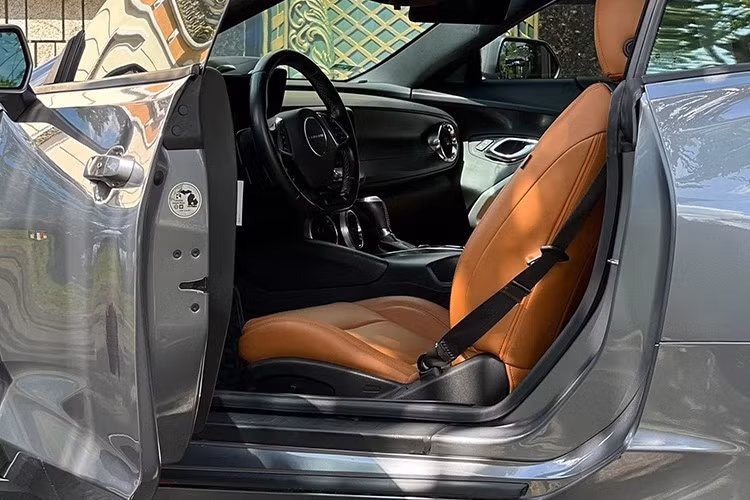 Ghế ngồi được bọc màu da bò rất đẹp mắt, tạo nên điểm nhấn cho khoang lái của xe, cũng như tính tương phản khi ngoại thất sơn màu tối.