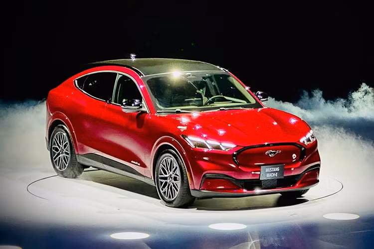 Ford Mustang Mach-E: 13 xe ﻿Cùng đứng ở vị trí thứ 4 trong top 10 với Suzuki Jimny là Ford Mustang Mach-E. Đây là lần đầu tiên mẫu xe điện này xuất hiện trong top ôtô bán kém nhất thị trường. Ra mắt Việt Nam vào ngày 15/8/2025, Ford Mustang Mach-E là ôtô điện nhập khẩu nguyên chiếc và có giá bán khởi điểm lên đến 2,599 tỷ đồng.