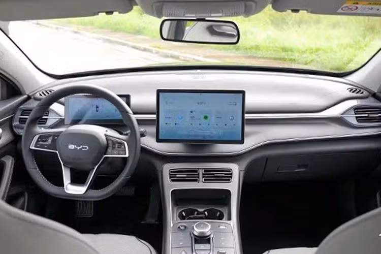 Trừ phạm vi hoạt động, BYD Seal 05 2026 không có nhiều thay đổi về thiết kế ngoại thất và nội thất. Xe tiếp tục được áp dụng ngôn ngữ thiết kế “Ocean Aesthetics”. Kích thước dài x rộng x cao của xe vẫn giữ nguyên ở mức 4.780 x 1.837 x 1.515 mm. Bên cạnh đó là chiều dài cơ sở 2.718 mm và bán kính quay vòng tối thiểu 5,5 m.