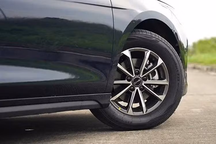 Ngoài ra, BYD Seal 05 2026 còn được trang bị pin Blade với dung lượng 15,87 kWh. Mức tiêu thụ nhiên liệu trung binh của mẫu xe Trung Quốc này theo tiêu chuẩn NEDC là 3,08 lít/100 km.