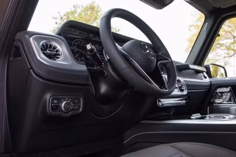 Tuy nhiên, các chi tiết nội thất của xe thay vì ốp sợi carbon thể thao sẽ chuyển sang ốp gỗ hoặc kim loại sáng, phù hợp phong cách sang trọng cổ điển của G500.