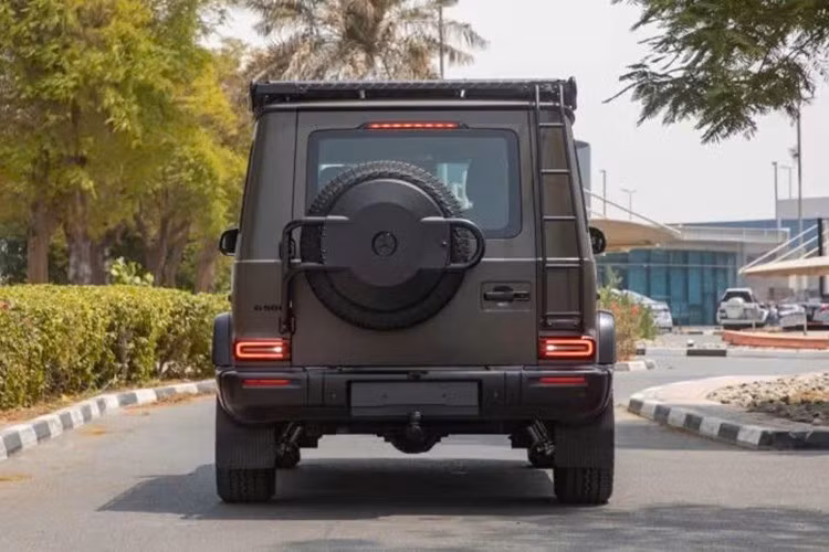 Về vận hành, Mercedes-Benz G500 sử dụng động cơ xăng tăng áp I6 3.0L kết hợp hệ thống mild-hybrid 48V, sản sinh 443 mã lực và 560 Nm mô-men xoắn, đi kèm hộp số tự động 9 cấp và hệ dẫn động 4 bánh toàn thời gian. So với G63 AMG dùng động cơ V8 4.0L tăng áp kép (577 mã lực, 850 Nm), G500 có sức mạnh khiêm tốn hơn.