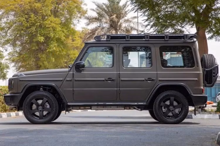 Mercedes-Benz G500 2026 mới là phiên bản máy xăng tiêu chuẩn của dòng SUV huyền thoại, tập trung vào khả năng off-road nhiều hơn là hiệu năng thể thao.