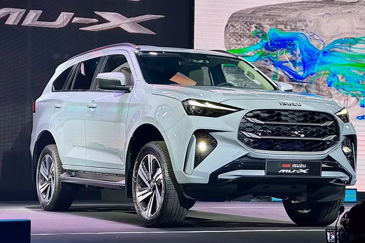 Isuzu mu-X: 15 xe ﻿Mẫu xe tiếp theo xuất hiện trong top xe ế tháng 9 này là Isuzu mu-X - một gương mặt kỳ cựu khác. Mẫu SUV hạng trung này sở hữu doanh số chỉ 15 chiếc trong tháng 9 vừa qua. Sở dĩ Isuzu mu-X thường xuyên bị nêu tên trong top 10 ôtô bán kém nhất thị trường vì thiết kế kén khách và thương hiệu chủ yếu gắn liền với ôtô tải dù xe sở hữu giá bán khá hấp dẫn trong phân khúc.