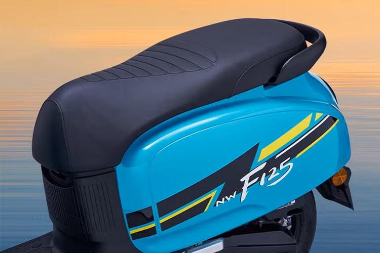 Động cơ sản sinh công suất tối đa 9,38 mã lực và mức tiêu thụ nhiên liệu chỉ từ 2,2 - 2,3 lít/100 km. Hệ thống truyền động cho phép xe tăng tốc nhanh chóng, mang lại trải nghiệm lái mượt mà và hiệu suất vận hành ấn tượng.