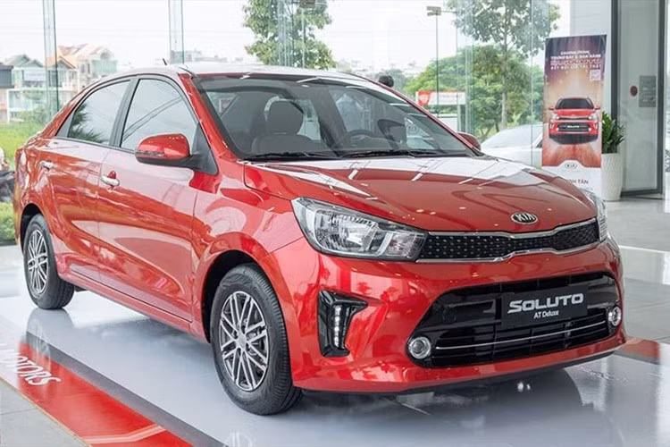 Kia Soluto: 18 xe ﻿Kia Soluto bán ra chỉ ở mức 18 chiếc, thấp nhất trong phân khúc sedan hạng B tại Việt Nam. Sedan hạng B hiện vẫn còn rất được ưa chuộng tại Việt Nam. Tuy nhiên, Kia Soluto lại không tận dụng được điều này vì thiết kế và trang bị đều thua kém những đối thủ như Toyota Vios, Hyundai Accent hay Honda City.