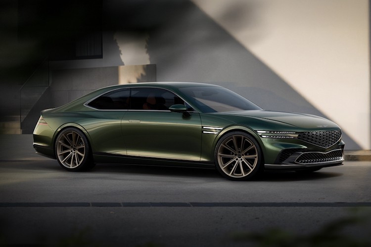 Cả hai đều có cabin xa hoa. Nội thất của Coupe lấy cảm hứng từ cây ô liu Địa Trung Hải với sự kết hợp của da màu xanh lá cây và nâu. Họa tiết lá ô liu trải dài trên các tấm cửa và có đường khâu chần tinh xảo.