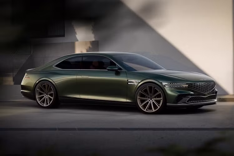 Cả hai đều có cabin xa hoa. Nội thất của Coupe lấy cảm hứng từ cây ô liu Địa Trung Hải với sự kết hợp của da màu xanh lá cây và nâu. Họa tiết lá ô liu trải dài trên các tấm cửa và có đường khâu chần tinh xảo.