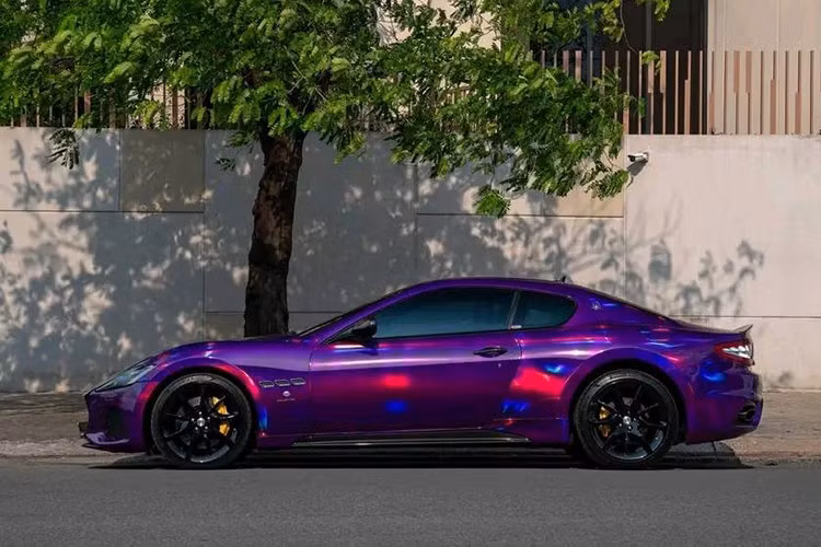 Không chỉ dừng ở đó, Maserati GranTurismo Sport còn được trang bị những chi tiết đắt giá, tạo nên sự sang trọng và thể thao như nội thất bọc da Alcatara, mâm hợp kim 20 inch Astro-Design, cánh lướt gió ốp carbon,... Chính những điều này đã tạo nên sự hấp dẫn cho Maserati GranTurismo Sport.