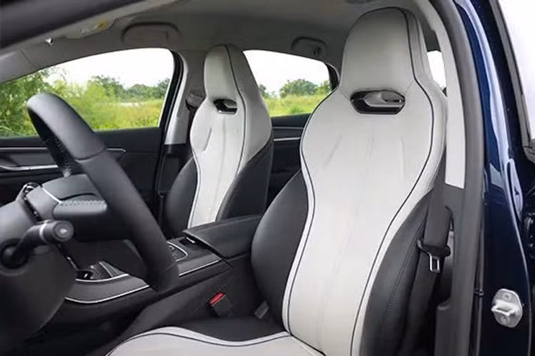 Các trang bị đáng chú ý khác của BYD Seal 05 2026 bao gồm ghế trước chỉnh tay, hệ thống âm thanh 6 loa, điều khiển xe từ xa qua điện thoại, 6 túi khí, khoang hành lý với dung tích 508 lít và hệ thống kiểm soát hành trình.