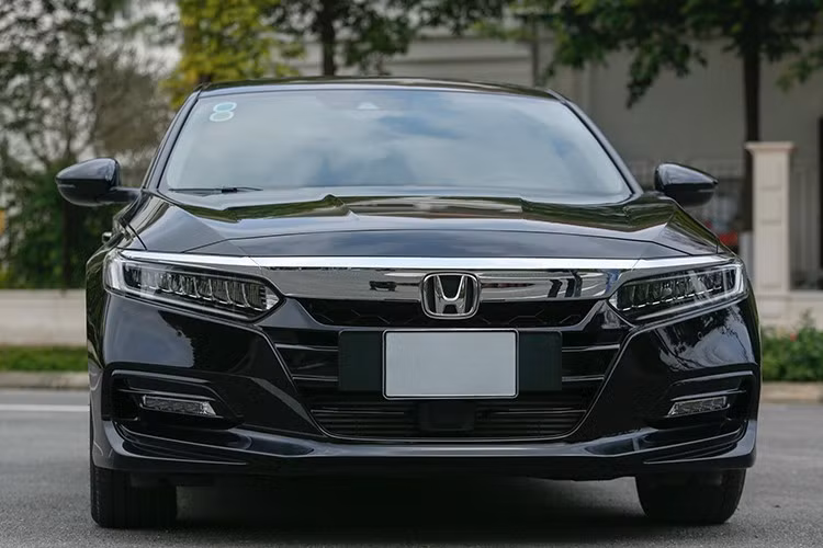 Honda Accord: 5 xe ﻿Accord là gương mặt vô cùng quen thuộc và không thể thiếu trong top 10 ô tô bán kém nhất thị trường trong suốt một thời gian dài. Giá bán cao (khởi điểm từ 1,319 tỷ đồng), cộng với việc chỉ có 1 phiên bản, thiết kế và trang bị đã lâu không được nâng cấp đã kéo tụt Accord xuống đáy thị trường. Bên cạnh đó là sự tuột dốc của phân khúc sedan hạng D do người tiêu dùng Việt thay đổi thị hiếu.