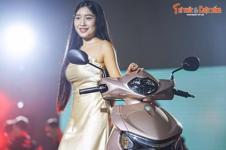 Mang phong cách tối giản và tinh tế, TPBW 125 gây ấn tượng với những đường nét thiết kế tối giản nhưng trẻ trung, năng động cùng khả năng mang lại cảm giác thoải mái khi di chuyển. Cụm đèn pha LED ở phần đầu xe tạo điểm nhấn nổi bật và tăng khả năng chiếu sáng vào ban đêm.