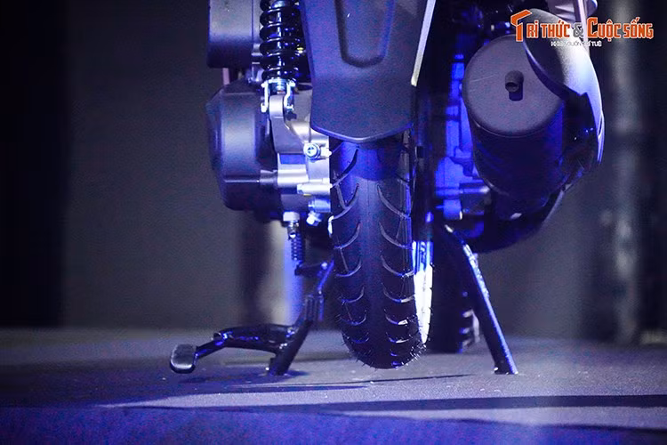 TPBW 125 sử dụng động cơ EnMIS thế hệ mới của SYM, tích hợp bugi kép và hệ thống phun xăng điện tử EFI. Nhờ đó, quá trình đốt cháy nhiên liệu được tối ưu hơn, giúp xe vận hành mượt mà, êm ái và tiết kiệm xăng. Hệ thống truyền động được tinh chỉnh mang lại khả năng tăng tốc ổn định, phù hợp cho nhu cầu di chuyển hằng ngày ở nhiều điều kiện khác nhau.