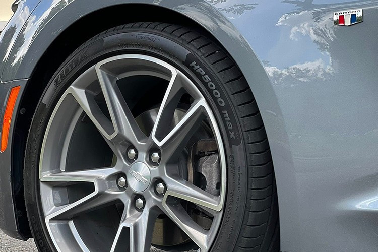 Nhìn ở bên ngoài của Chevrolet Camaro RS Convertible 2019 đã thấy ngay sự hầm hố với đèn pha Full LED thiết kế sắc sảo, lưới tản nhiệt và hốc gió cá tính hơn so với bản cũ. Phía đuôi xe có sự nâng cấp ở đèn hậu LED hình Oval mang đến cái nhìn mới lạ.