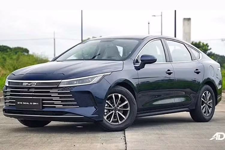 BYD đã chính thức ra mắt phiên bản nâng cấp của dòng xe sedan Seal 05 ở thị trường Trung Quốc. Mẫu xe này chính là phiên bản nâng cấp của BYD Seal 5 sắp trình làng ở thị trường Việt Nam trong tháng này.