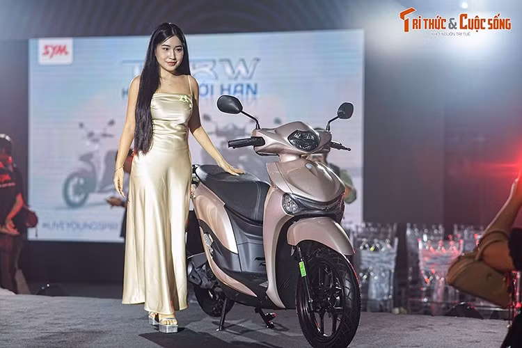 Lấy cảm hứng từ hoa tam giác mạch, loài hoa mỏng manh nhưng ẩn chứa nội lực phi thường, không phô trương mà vẫn kiên cường vươn lên, kiêu hãnh tỏa hương sắc từ sỏi đá khô cằn. SYM TPBW 125 2025 mẫu xe tay ga thế hệ mới với phong cách thiết kế tối giản hiện đại, trẻ trung nhưng không kém phần sang trọng và tinh tế.