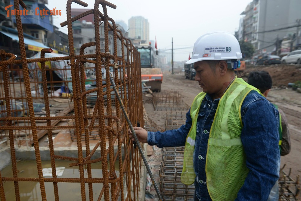 Các hạng mục hạ tầng kỹ thuật, rãnh thoát nước, lớp cấp phối đá dăm được thi công đồng bộ để đảm bảo chất lượng và tiến độ.