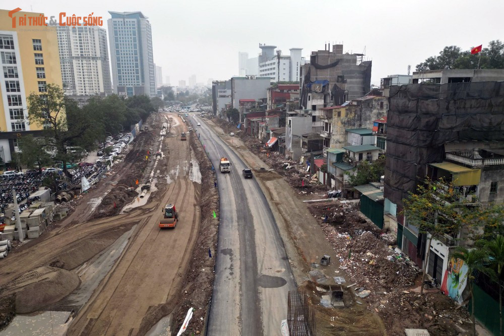 Tại điểm cuối tuyến, không khí lao động khẩn trương giúp đảm bảo tiến độ, với mục tiêu hoàn thiện hạng mục kỹ thuật trong năm 2026.