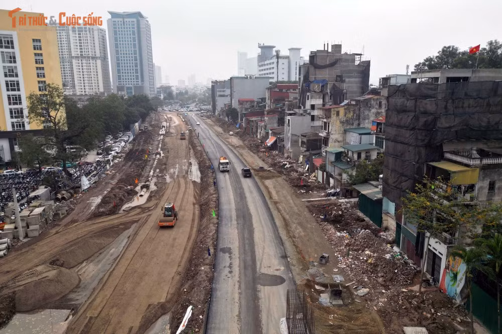 Tại điểm cuối tuyến, không khí lao động khẩn trương giúp đảm bảo tiến độ, với mục tiêu hoàn thiện hạng mục kỹ thuật trong năm 2026.