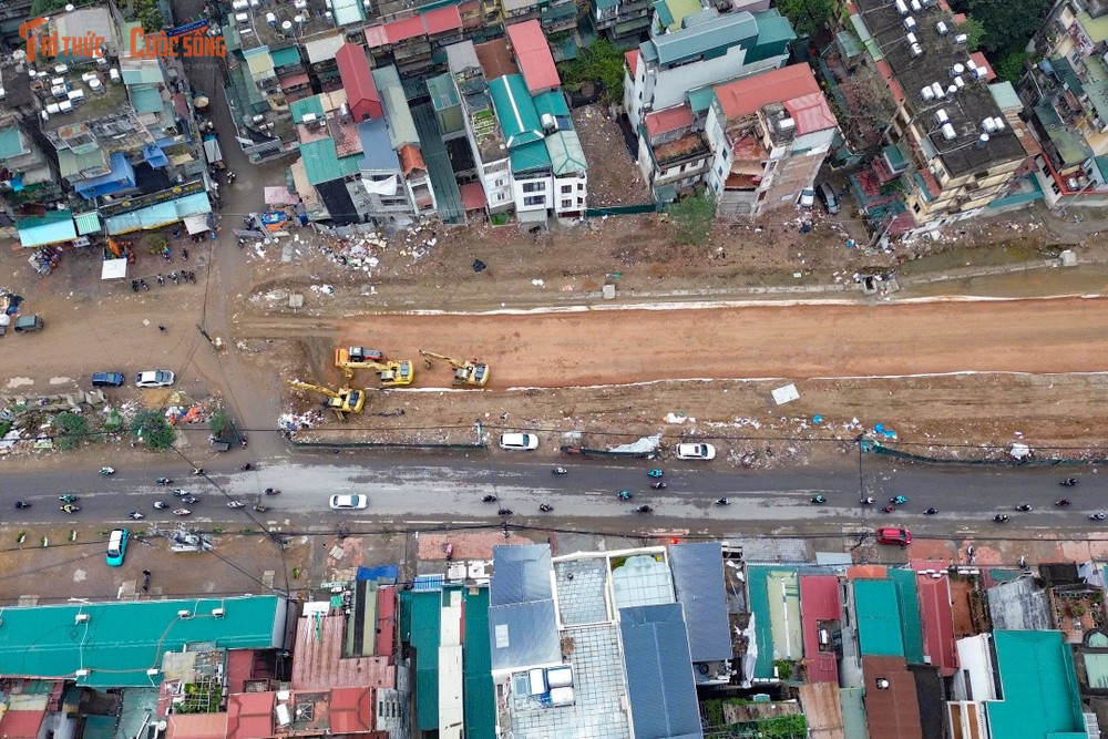 Không khí thi công khẩn trương được duy trì ngày đêm, kể cả kỳ nghỉ Tết, với máy xúc, máy cắt bê tông hoạt động liên tục trên toàn tuyến.