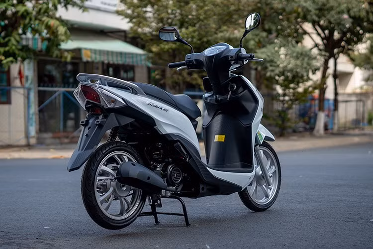 Về sức mạnh, SYM Shark 50cc 2025 vẫn sử dụng khối động cơ xy lanh đơn dung tích 49,5cc, làm mát bằng không khí. Khối động cơ này sản sinh công suất tối đa là 2,35 kW / 8000 vòng/phút cùng mômen xoắn cực đại là 2,9 Nm / 7000 vòng/phút. Mức tiêu thj nhiên liệu theo công bố của hãng là 1,79L/100km.