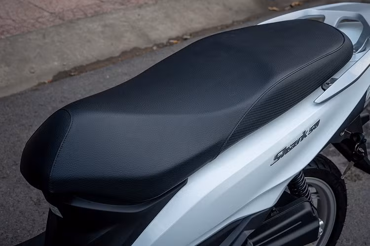 Xe cũng sở hữu các trang bị ở mức cơ bản với cụm đồng hồ analog giao diện thông minh, vẫn sử dụng chìa khóa cơ nhưng kết hợp nhiều chức năng.