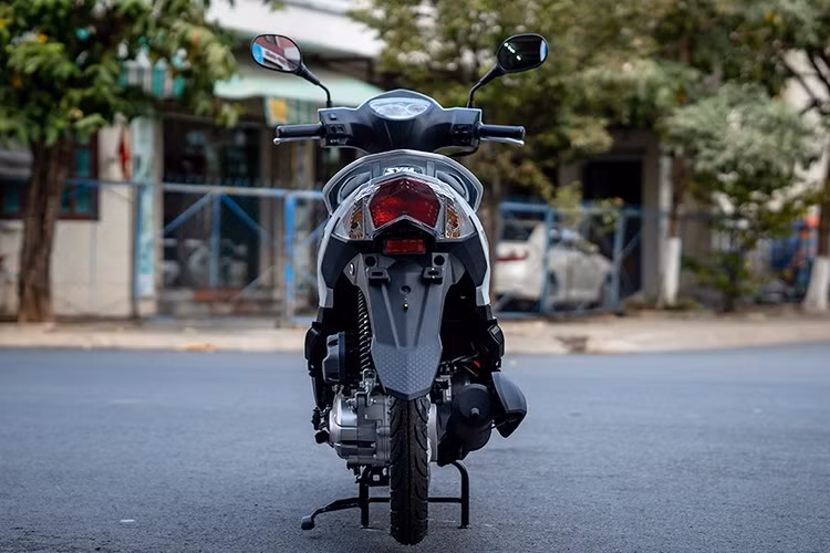 Đặc biệt, nắp bình xăng được đưa lên phía đầu xe nên rất thuận tiện trong việc tiếp nhiên liệu. Đồng thời, xe cũng được trang bị cốp chứa đồ rộng rãi có thể đặt cùng lúc 2 mũ bảo hiểm nửa đầu cùng lúc.