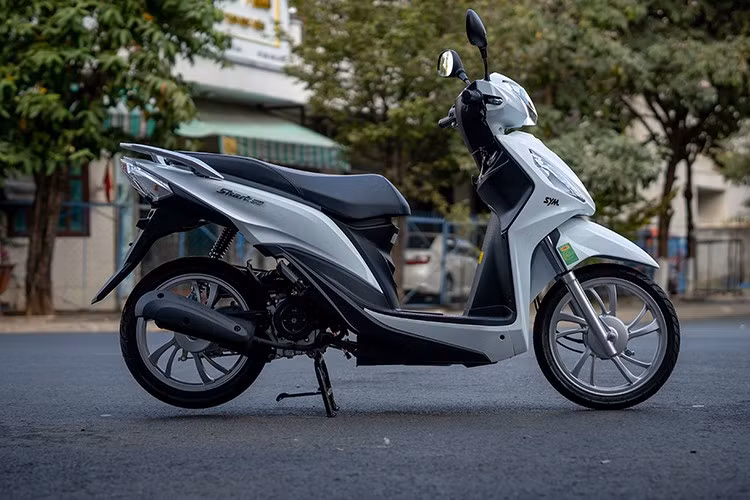 SYM Shark 50cc tại Việt Nam là một mẫu tay ga thương hiệu Đài Loan được thiết kế dành cho những người đủ 16 tuổi trở lên và chưa có bằng lái xe.