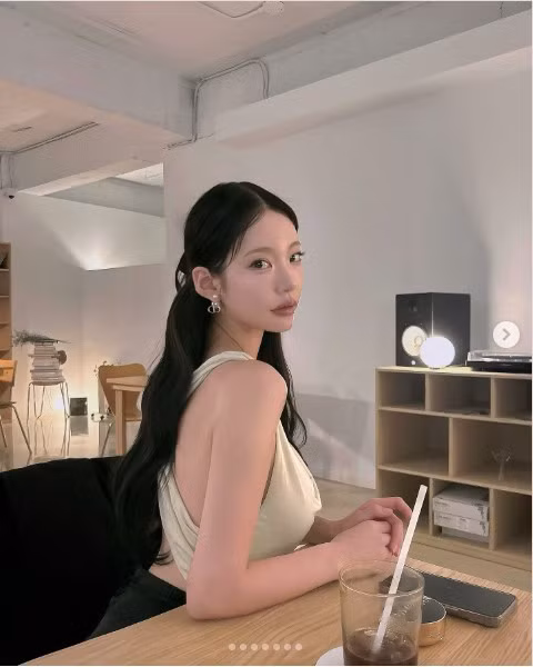 Dù là ảnh chụp ngoài trời lúc hoàng hôn hay trong phòng gym, thần thái lạnh lùng, cuốn hút của Rinbi đã nâng tầm mọi trang phục cô khoác lên, biến các bài đăng thành những bức ảnh lookbook chất lượng cao.