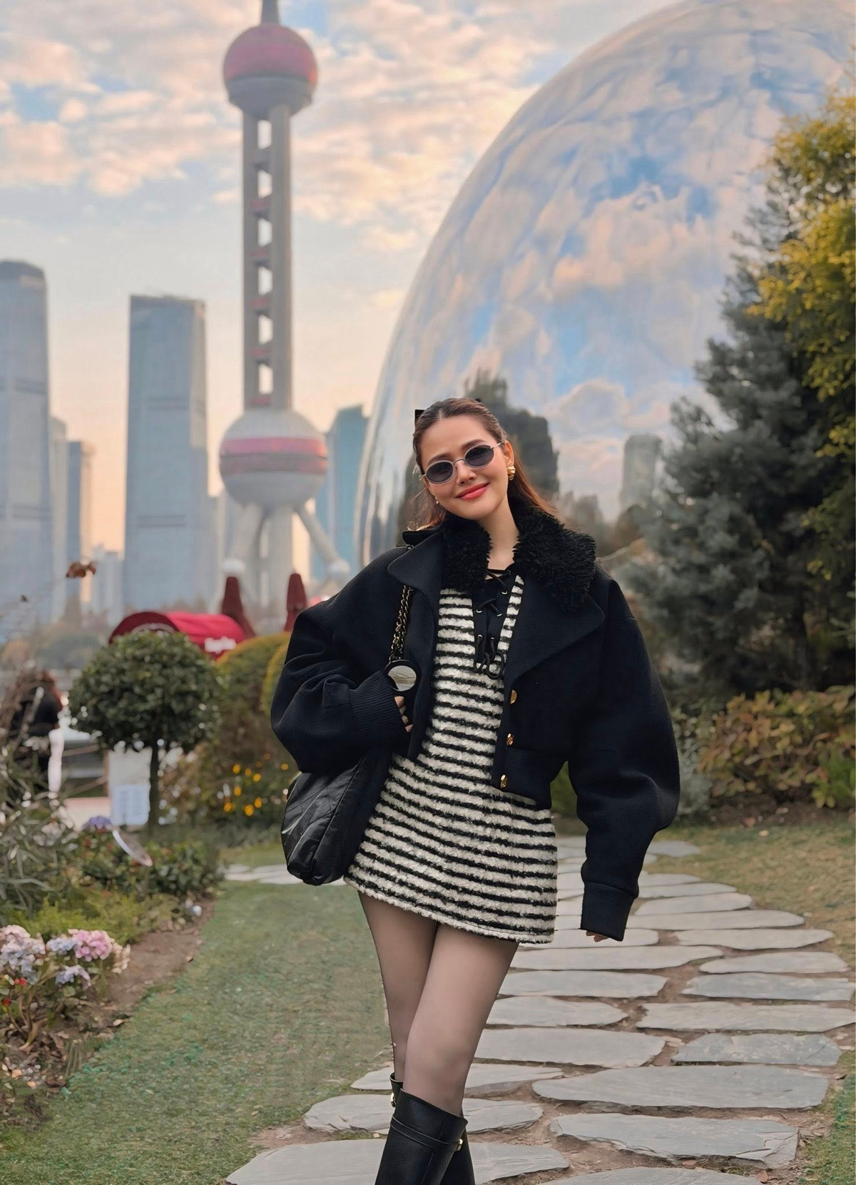 Dù đã là mẹ hai con và rời xa showbiz nhiều năm, Phanh Lee (Lê Phương Anh) vẫn khiến công chúng không khỏi trầm trồ trước vóc dáng gọn gàng cùng phong thái tự tin, sang trọng giữa khung cảnh đô thị hiện đại bậc nhất châu Á.