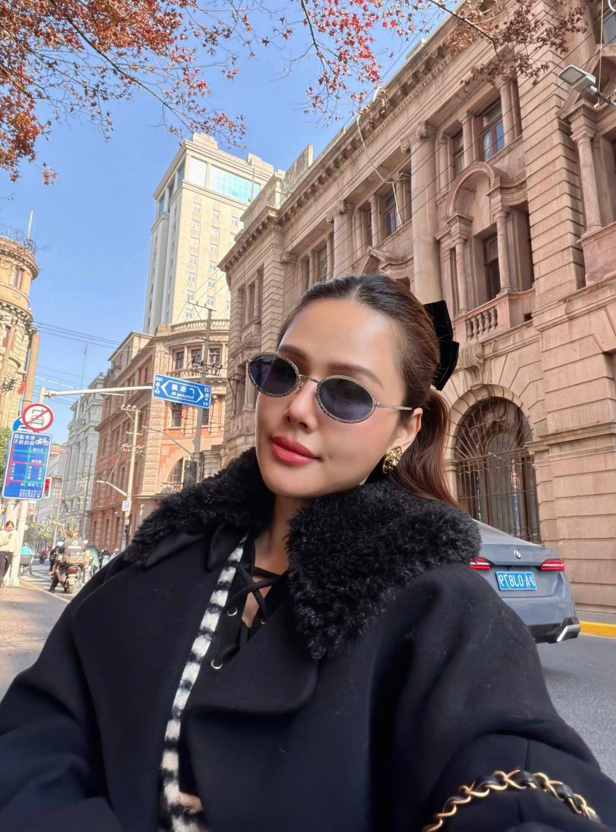 Trong loạt ảnh được ghi lại tại những con phố mang đậm hơi thở châu Âu của Thượng Hải, Phanh Lee lựa chọn trang phục tông đen – trắng tối giản nhưng cực kỳ thời thượng. Váy ngắn dáng suông kết hợp áo khoác đen, boots cao cổ và phụ kiện tinh tế giúp cô tôn lên đôi chân thon dài cùng vóc dáng cân đối.