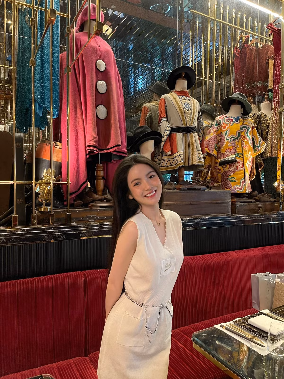 Còn hiện tại, gần một năm sau khi sinh nhóc tỳ Lido, Chu Thanh Huyền đã lấy lại thân hình mảnh mai, gọn gàng, chân dài thường xuyên gây chú ý mỗi lần xuất hiện trên mạng xã hội. Và người ta thường bàn tán nhiều hơn không phải là vóc dáng, mà là việc cô nàng thích thẩm mỹ gương mặt, đặc biệt là đôi môi.