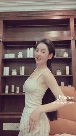 Trong video được đăng tải lên kênh TikTok chung cùng với Quang Hải, Chu Thanh Huyền diện áo hai dây ôm sát, khoe trọn vóc dáng thon gọn, mảnh mai và vòng eo "lép kẹp", xương quai xanh gầy gò, làn da trắng sáng nhưng có phần thiếu sức sống.