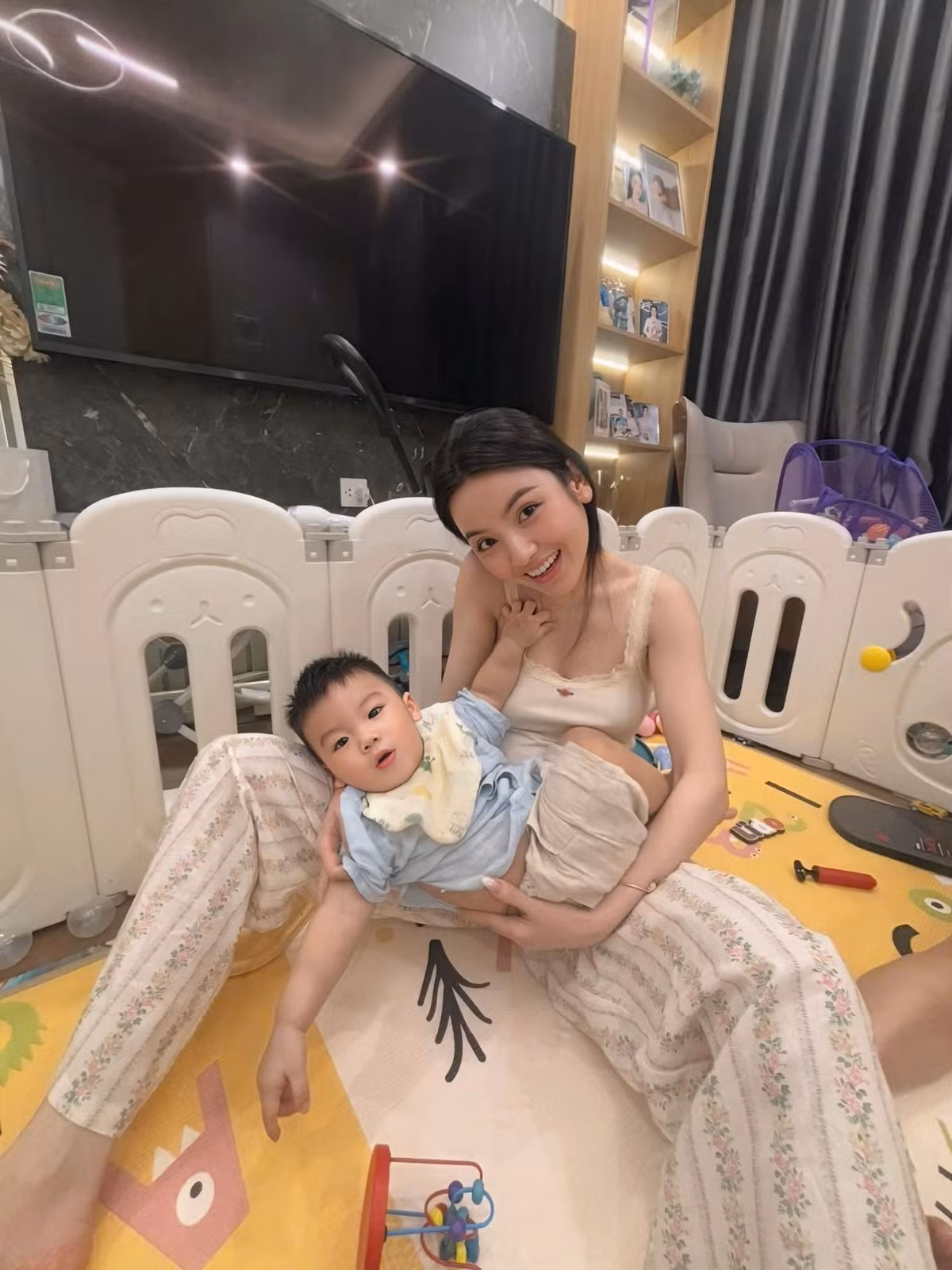 Điều khiến dân mạng xôn xao hơn cả chính là caption đi kèm: "Trơ xương sườn mà chị em bẩu em có bầu" - một pha "phản dame" nhẹ nhàng nhưng trực diện với loạt tin đồn vợ Quang Hải đang mang bầu lần 2, rần rần khắp cõi mạng suốt thời gian qua.