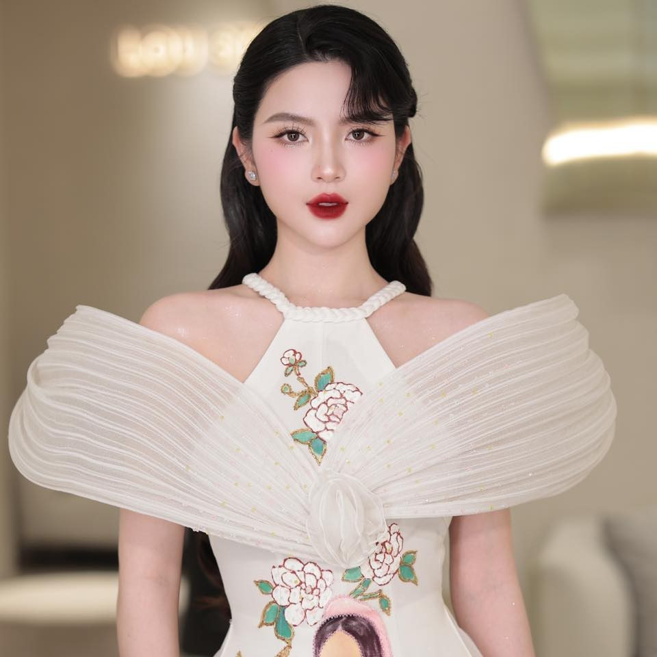 Chu Thanh Huyền là vợ của cầu thủ Quang Hải - ngôi sao bóng đá đình đám của đội tuyển Việt Nam. Cô nàng sinh năm 2000, sở hữu vẻ ngoài ngọt ngào, làn da trắng hồng và phong cách thời trang nữ tính.