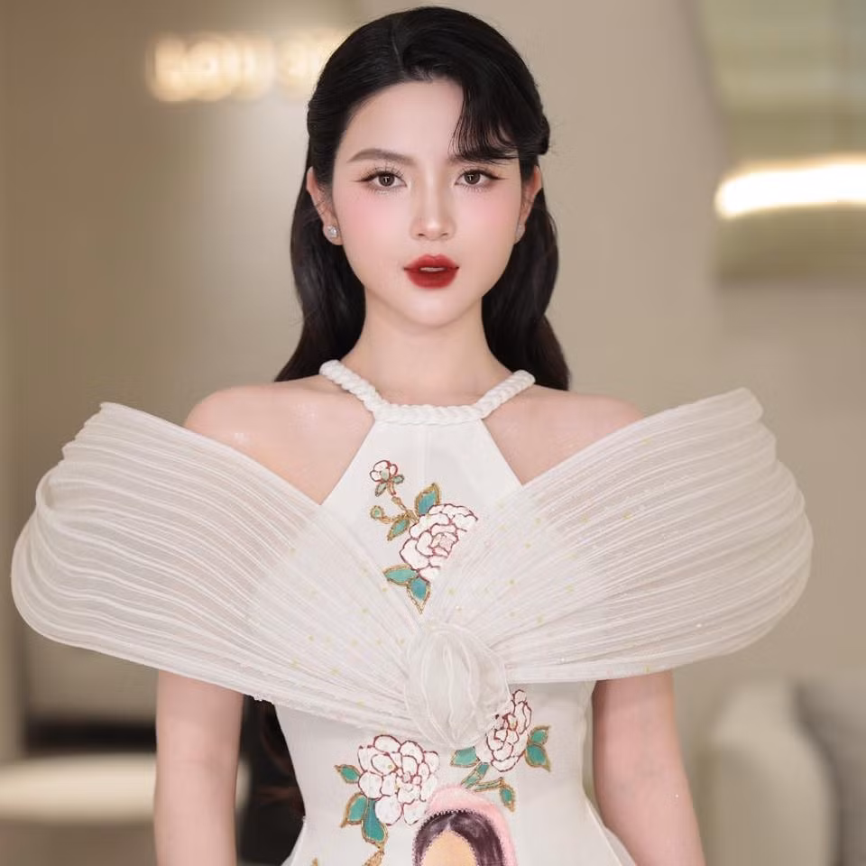 Chu Thanh Huyền là vợ của cầu thủ Quang Hải - ngôi sao bóng đá đình đám của đội tuyển Việt Nam. Cô nàng sinh năm 2000, sở hữu vẻ ngoài ngọt ngào, làn da trắng hồng và phong cách thời trang nữ tính.