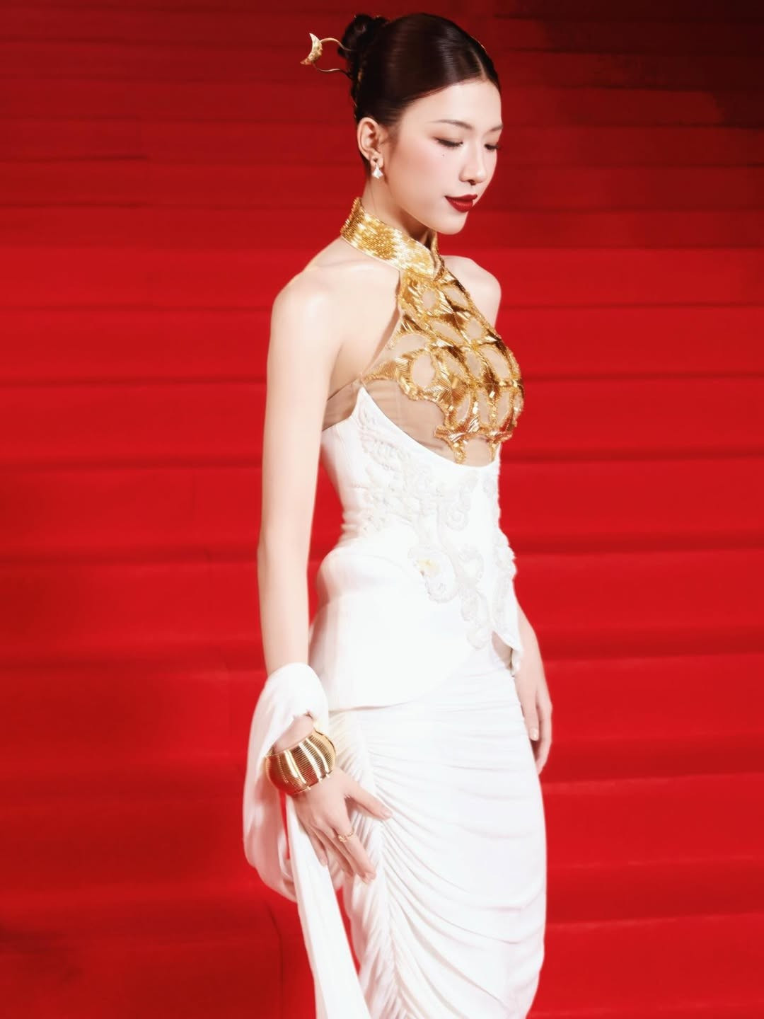 Nhiều khán giả nhận xét hình ảnh lần này của Lamoon mang hơi thở điện ảnh, vừa cổ điển vừa hiện đại, khác biệt hẳn với phong cách ngọt ngào thường thấy.