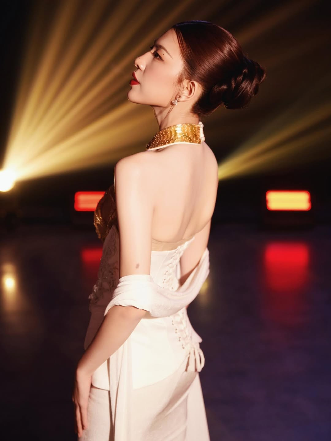 Lamoon, tên thật là Nguyễn Lê Diễm Hằng, thuộc thế hệ nghệ sĩ Gen Z đang được chú ý nhờ hoạt động song song ở cả âm nhạc lẫn điện ảnh. Cô sinh ra tại Quảng Nam, từng là học sinh chuyên Văn của Trường THPT chuyên Nguyễn Bỉnh Khiêm và đỗ Á khoa chuyên ngành Diễn viên của Đại học Sân khấu – Điện ảnh TP.HCM năm 2021.