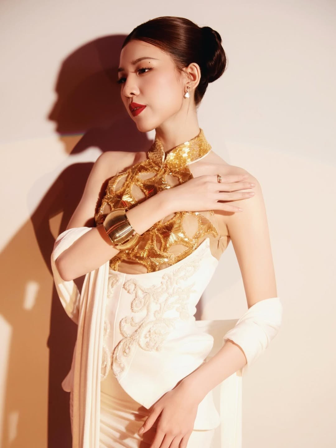 Nền tảng học vấn tốt cùng tư duy nghệ thuật rõ ràng giúp Lamoon xây dựng hình ảnh nghệ sĩ trẻ vừa có cá tính vừa có chiều sâu.