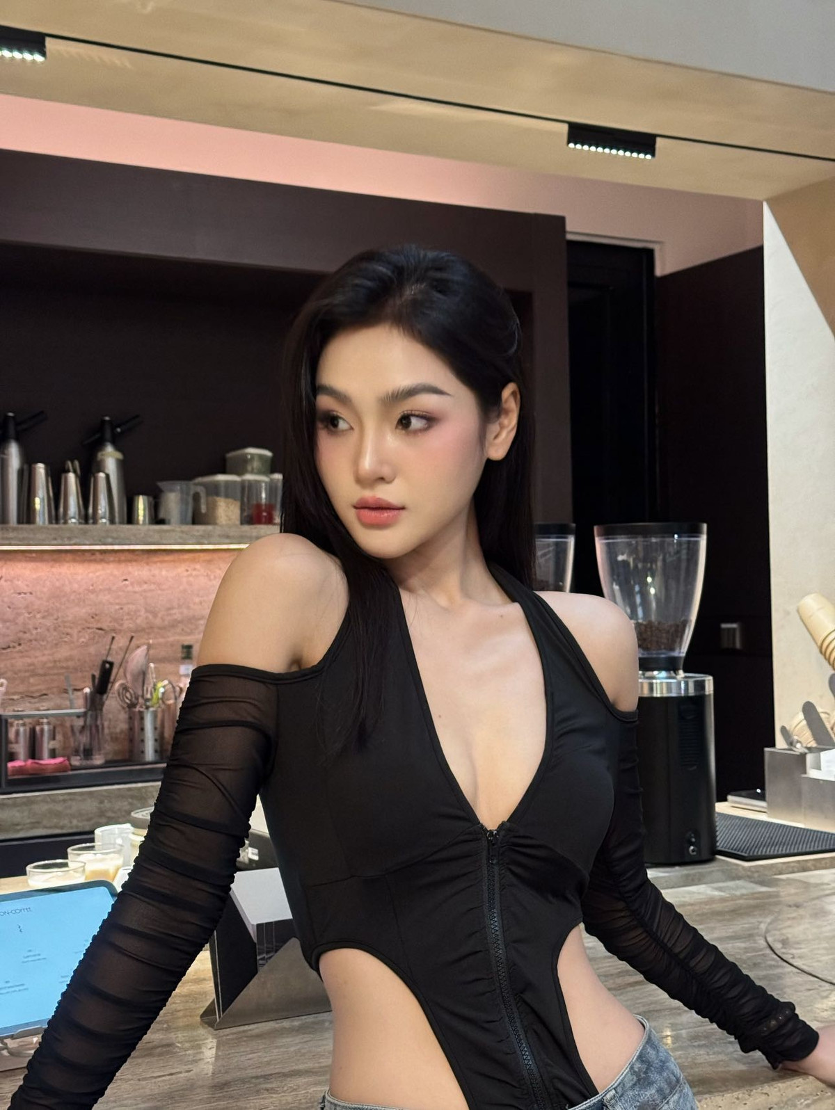 Nhờ gương mặt và body chuẩn, Cù Thị Trà thường được “chọn mặt gửi vàng” cho những vai diễn yêu cầu ngoại hình sắc sảo và diễn xuất cá tính.