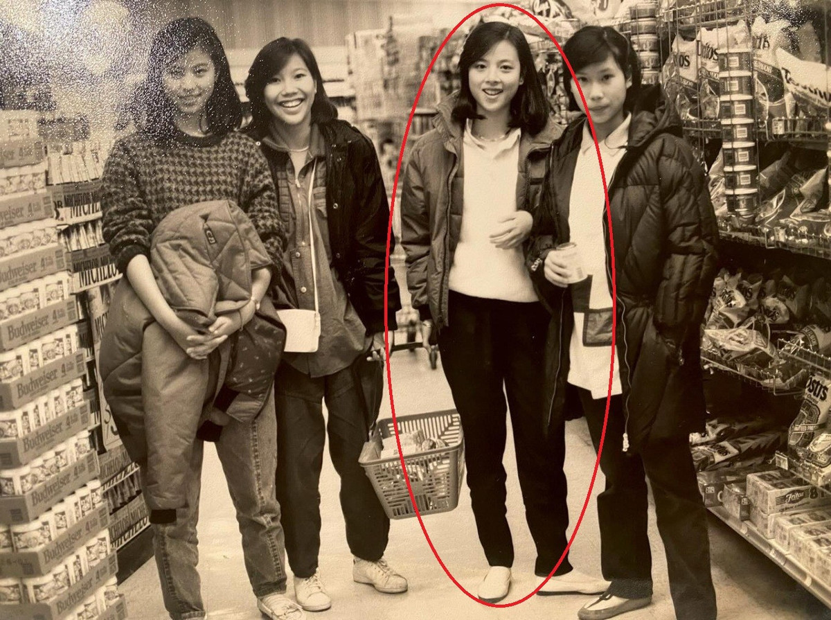 Trong bức hình, Madam Pang (khoanh tròn) xuất hiện với mái tóc ngắn ngang vai và gương mặt thanh tú.