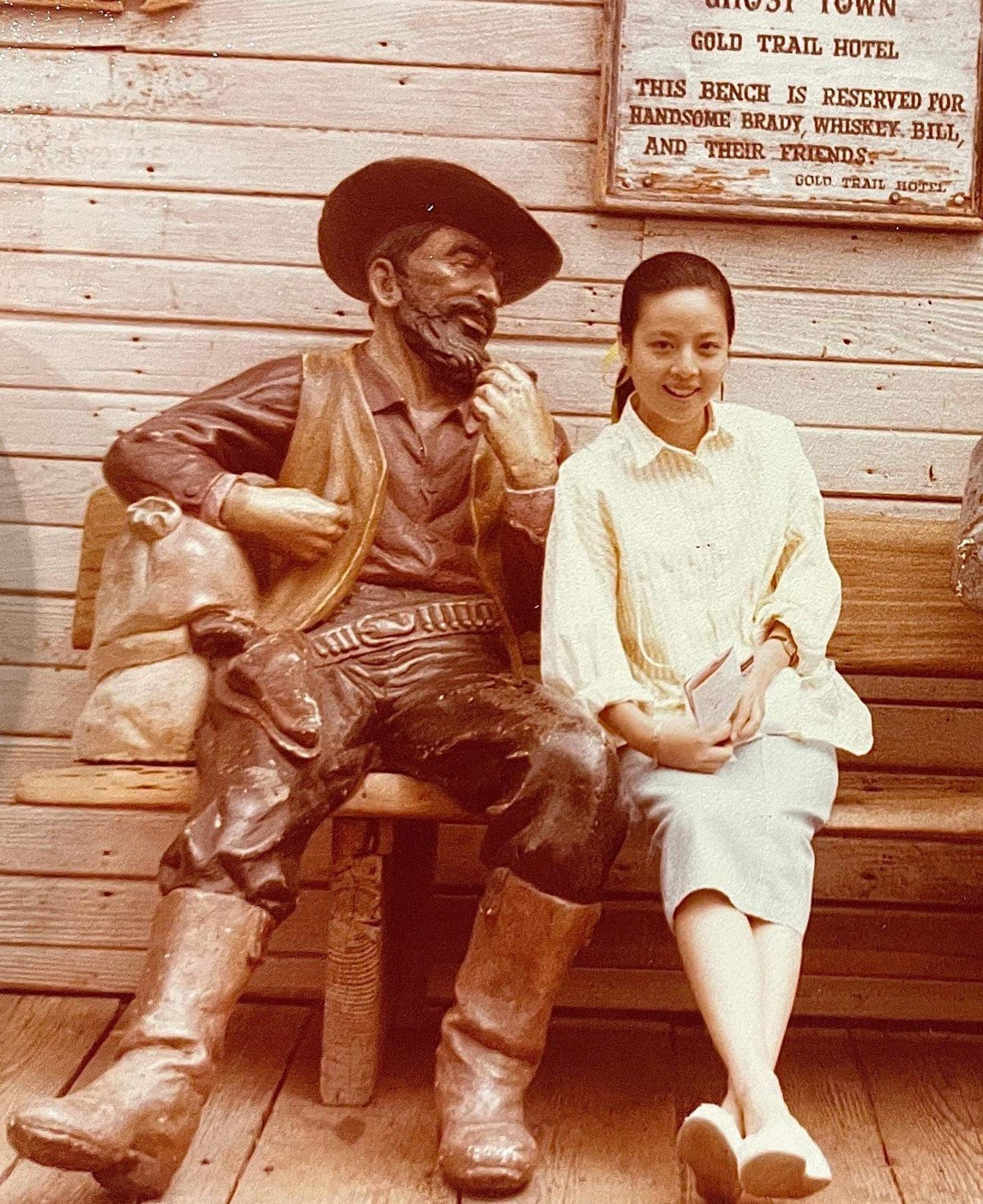 Madam Pang xuất hiện trong một bài phỏng vấn của Tạp chí Phụ nữ vào tháng 8 năm 1988. Có thể thấy, vẻ trong trẻo và ngọt ngào của nữ tỷ phú ngày ấy không thua gì các hot girl hay diễn viên hiện nay.