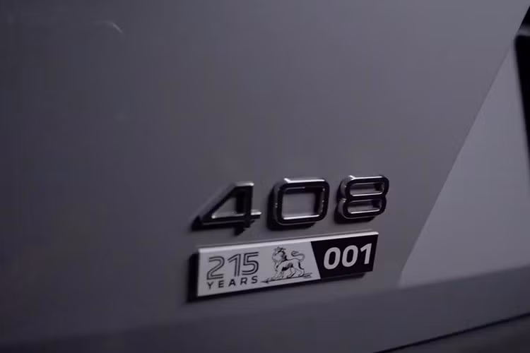 Peugeot 408 Legend Edition tị Việt Nam sở hữu thiết kế lưới tản nhiệt cỡ lớn với hoạ tiết dọc đặc trưng, cùng logo sư tử mới của Peugeot. Riêng bản GT được trang bị đèn pha LED ma trận có khả năng chống chói, trong khi hai bản còn lại dùng cụm LED dạng chóa.