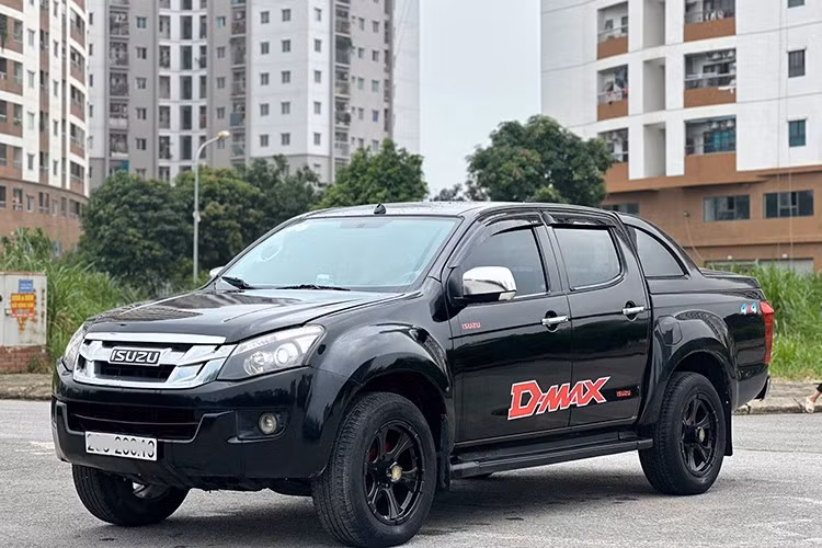 Với 300 triệu đồng, những chiếc Isuzu D-Max 2013 mang lại cho bạn sự yên tâm bởi đây là dòng xe có độ bền cao, động cơ tiết kiệm nhiên liệu cùng khả năng vận hành ổn định, giá cả phải chăng so với các mẫu bán tải hiện bán tại Việt Nam.