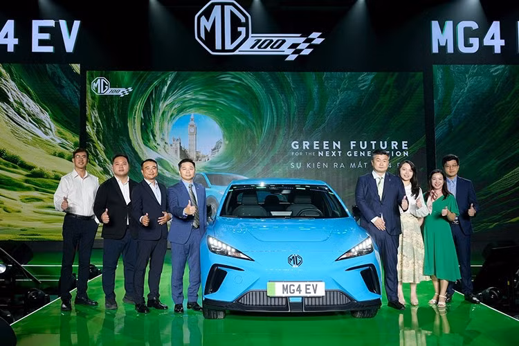 MG4 hiện cũng đang được phân phối chính hãng tại Việt Nam với giá 948 triệu đồng. Tuy MG không công bố doanh số nhưng không khó để nhận ra việc mẫu xe này kén khách ở Việt Nam vì giá cao và không có hạ tầng trạm sạc công cộng.