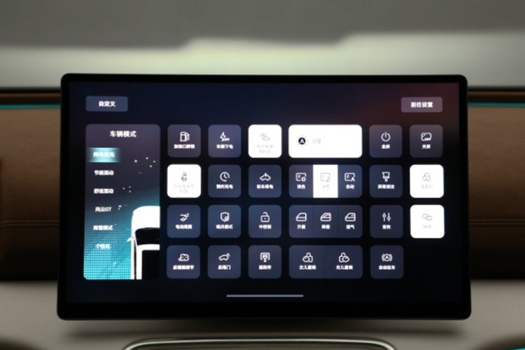 Xe được trang bị loạt tiện nghi cao cấp như: trợ lý ảo AI, điều khiển từ xa, Bluetooth, sạc điện thoại không dây 50W, ghế trước chỉnh điện, đèn nội thất đa sắc và hệ thống âm thanh từ 8 đến 23 loa tùy phiên bản.