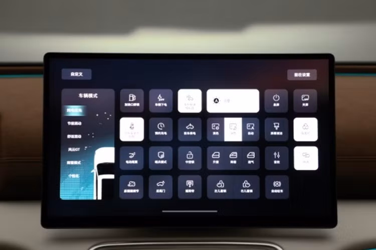 Xe được trang bị loạt tiện nghi cao cấp như: trợ lý ảo AI, điều khiển từ xa, Bluetooth, sạc điện thoại không dây 50W, ghế trước chỉnh điện, đèn nội thất đa sắc và hệ thống âm thanh từ 8 đến 23 loa tùy phiên bản.